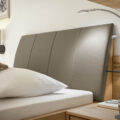 GRAZ_Erle tm_Bett90x200 Polster-KT Havanna_Detail Kopfteil_LED-Buegelleuchte in silber