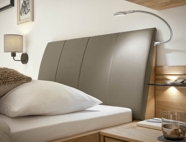 GRAZ_Erle tm_Bett90x200 Polster-KT Havanna_Detail Kopfteil_LED-Buegelleuchte in silber
