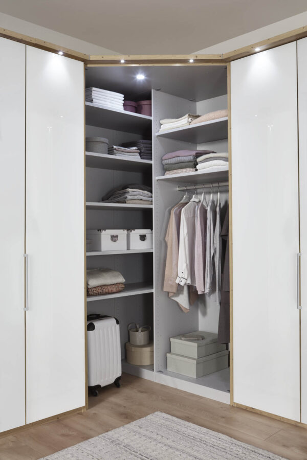 MONACO_1000_2000_16916_20_EBI_Gl.weiss_Begehbarer_Eckschrank